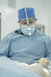 Dr Jean Carlos Angulo, Cirujano Plastico