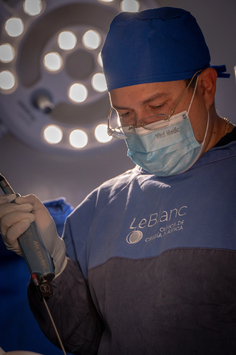 Dr Jean Carlos Angulo, Cirujano Plastico